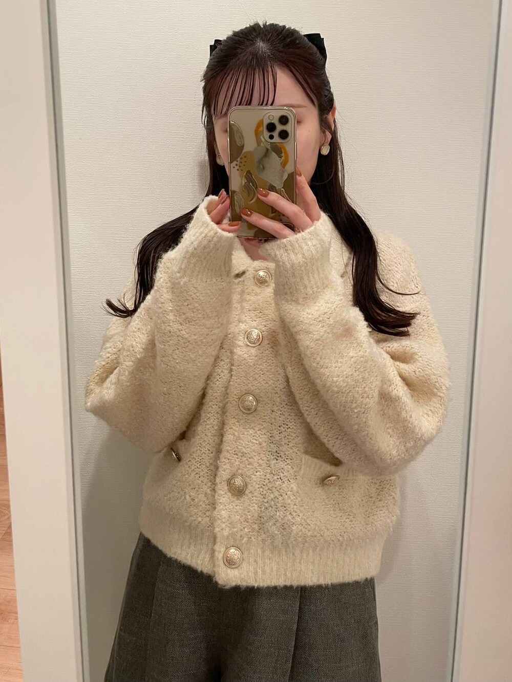 グレー系のその他パンツ、ホワイト系のカーディガン/ボレロを着用したレディースの秋コーディネートの4枚目の写真