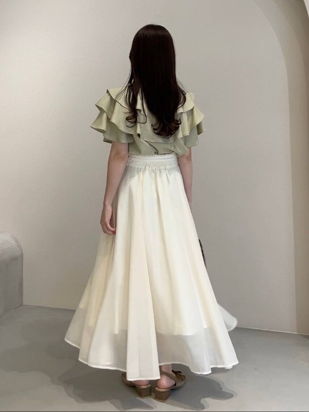 ブラウン系のサンダル、ブラウン系のショルダーバッグ、グリーン系のシャツ/ブラウスを着用したレディースの夏コーディネートの2枚目の写真