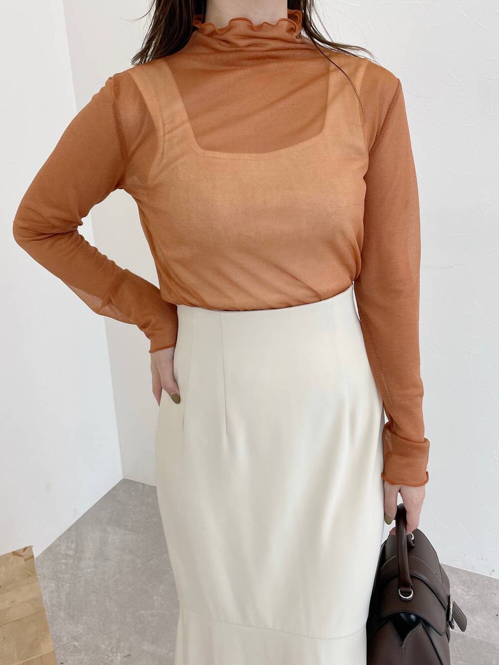 ブラウン系のハンドバッグ、ホワイト系のシャツ/ブラウス、ホワイト系のスカートを着用したレディースの夏コーディネートの6枚目の写真