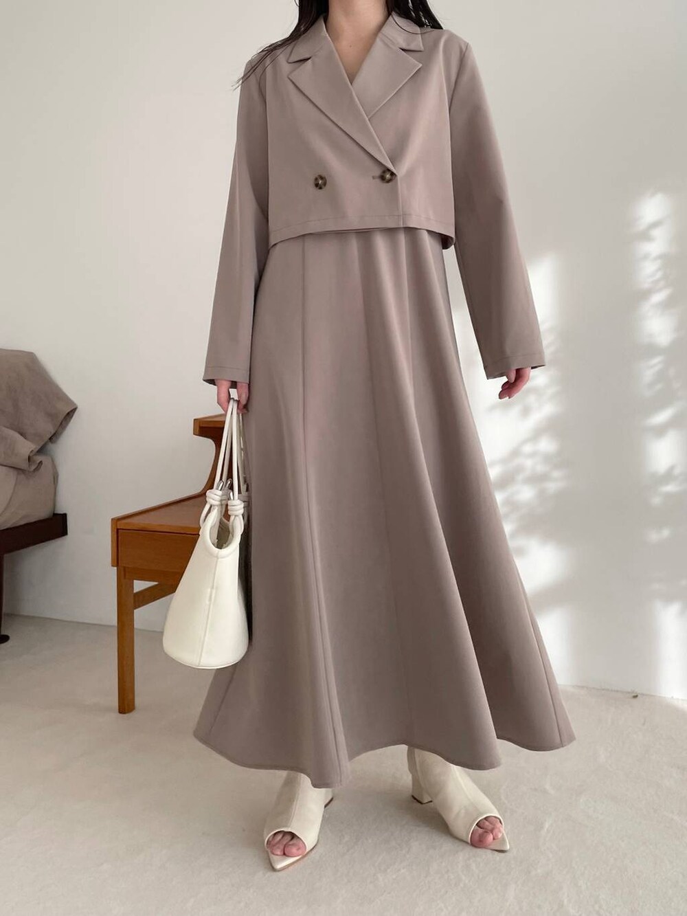 ブラウン系のテーラードジャケット、ブラウン系のワンピース、ホワイト系のブーツを着用したレディースの春コーディネートの4枚目の写真