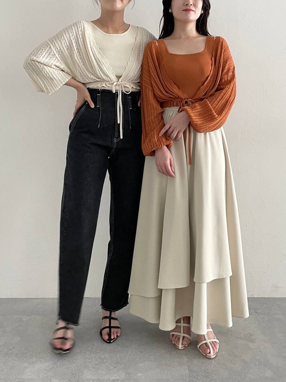 ホワイト系のショルダーバッグ、オレンジ系のカーディガン/ボレロ、ホワイト系のスカートを着用したレディースの夏コーディネートの5枚目の写真