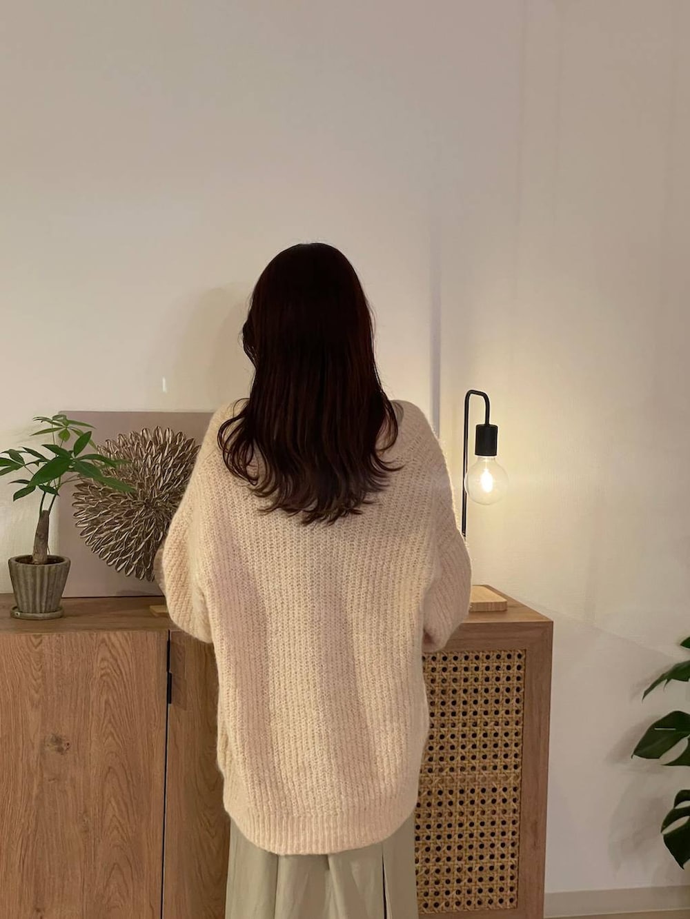 ベージュ系のワンピース、ホワイト系のカーディガン/ボレロを着用したレディースの秋コーディネートの3枚目の写真