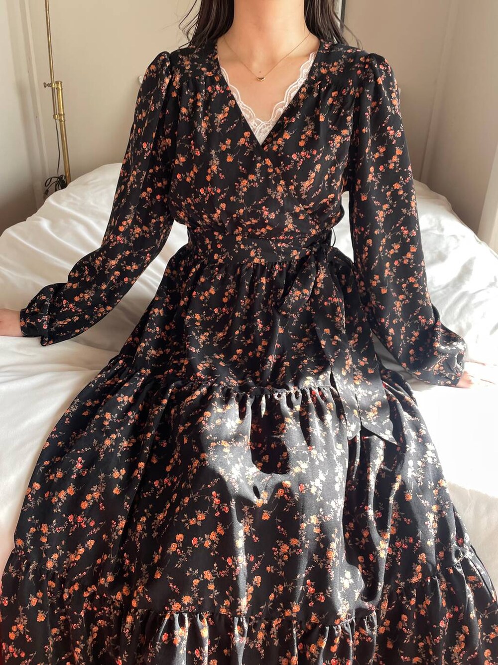 ホワイト系のタンクトップ、ホワイト系のショルダーバッグ、ベージュ系のパンプスを着用したレディースの冬コーディネートの5枚目の写真