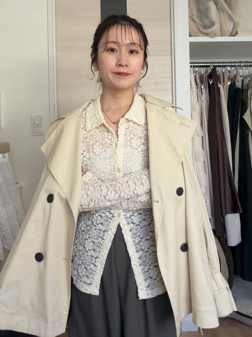 ホワイト系のTシャツ/カットソーを着用したレディースの春コーディネートの4枚目の写真