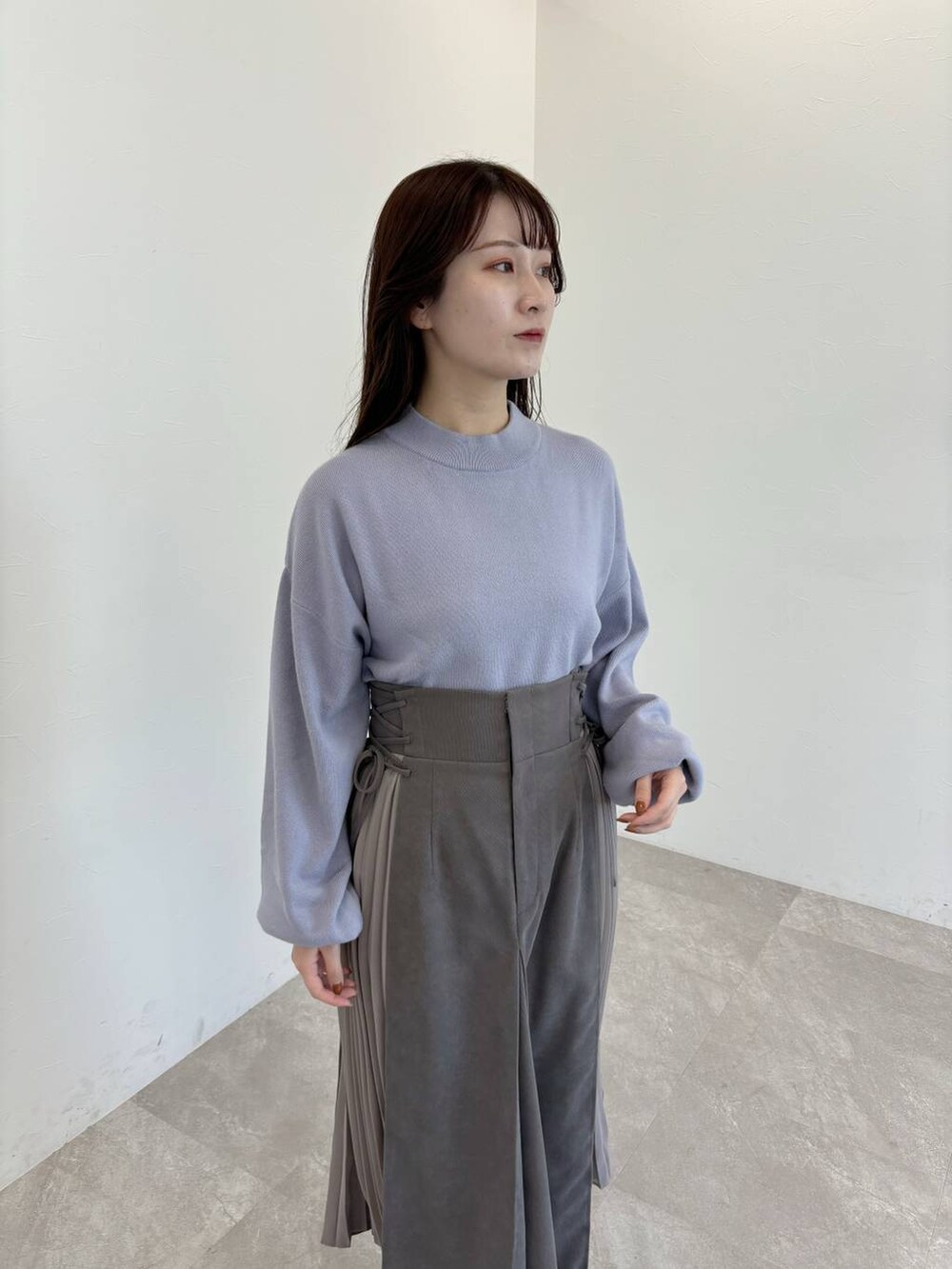 ブラック系のブーツ、ブラック系のブルゾン、ブラック系のショルダーバッグを着用したレディースの冬コーディネートの7枚目の写真