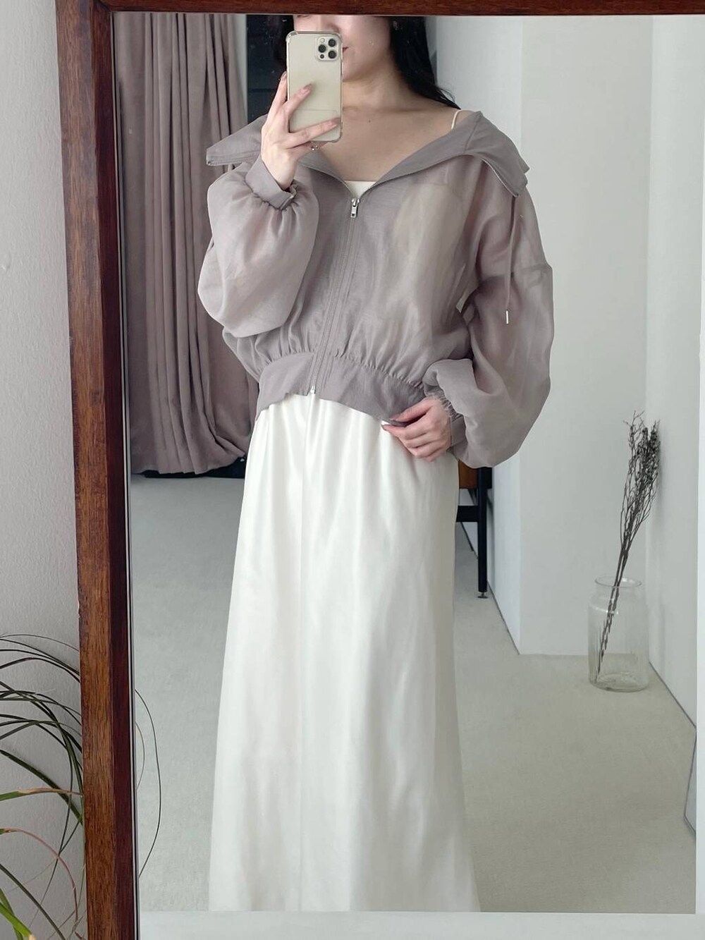 ホワイト系のショルダーバッグ、ブラウン系のブルゾン、ブラック系のバレエシューズを着用したレディースの春コーディネートの3枚目の写真