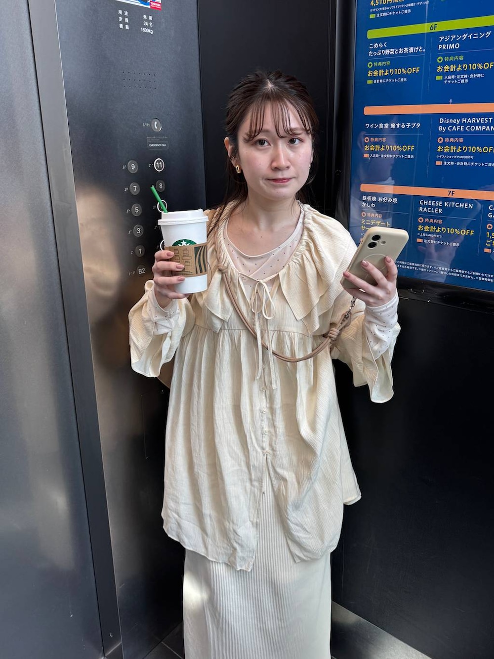 ゴールド系のボストンバッグ、ホワイト系のTシャツ/カットソー、ホワイト系のシャツ/ブラウスを着用したレディースの春コーディネートの2枚目の写真