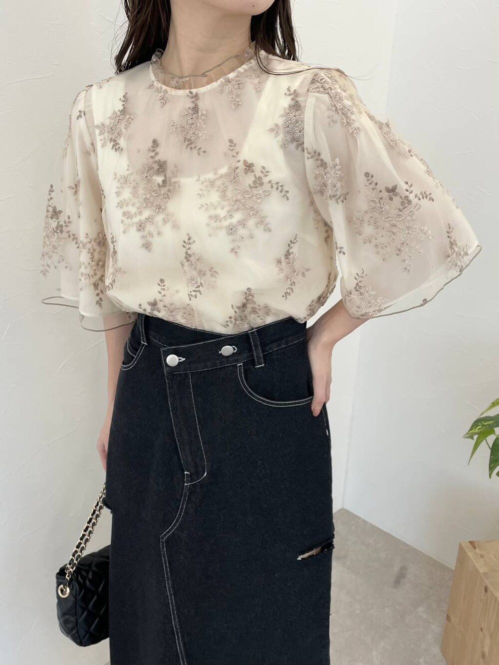 ブラック系のバレエシューズ、ホワイト系のシャツ/ブラウス、ホワイト系のタンクトップを着用したレディースの春コーディネートの3枚目の写真