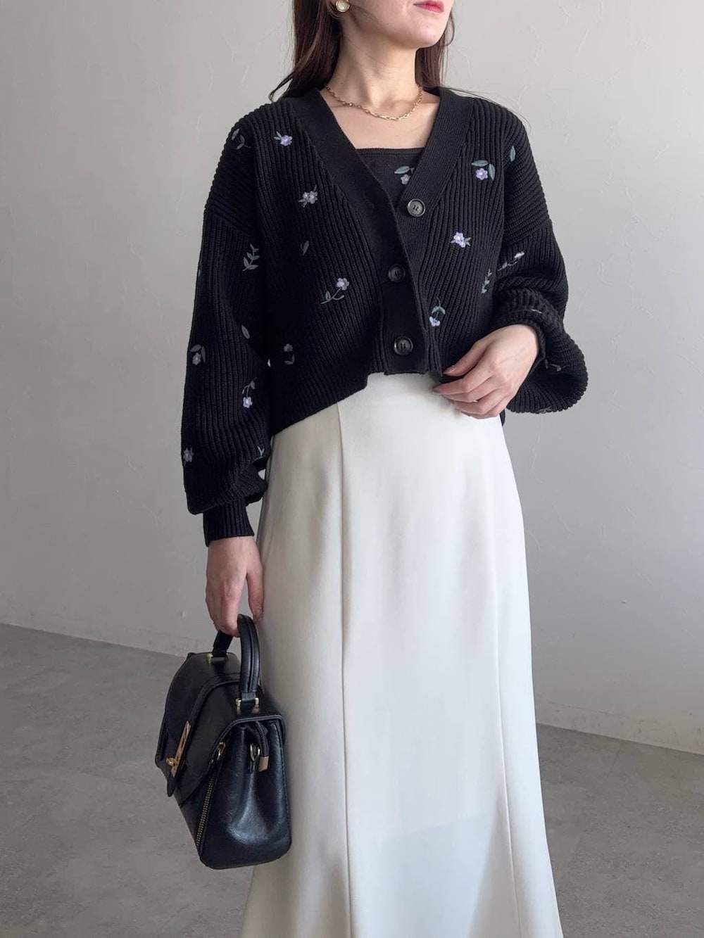 ブラック系のショルダーバッグ、ブラック系のサンダル、ブラウン系のブルゾンを着用したレディースの冬コーディネートの5枚目の写真