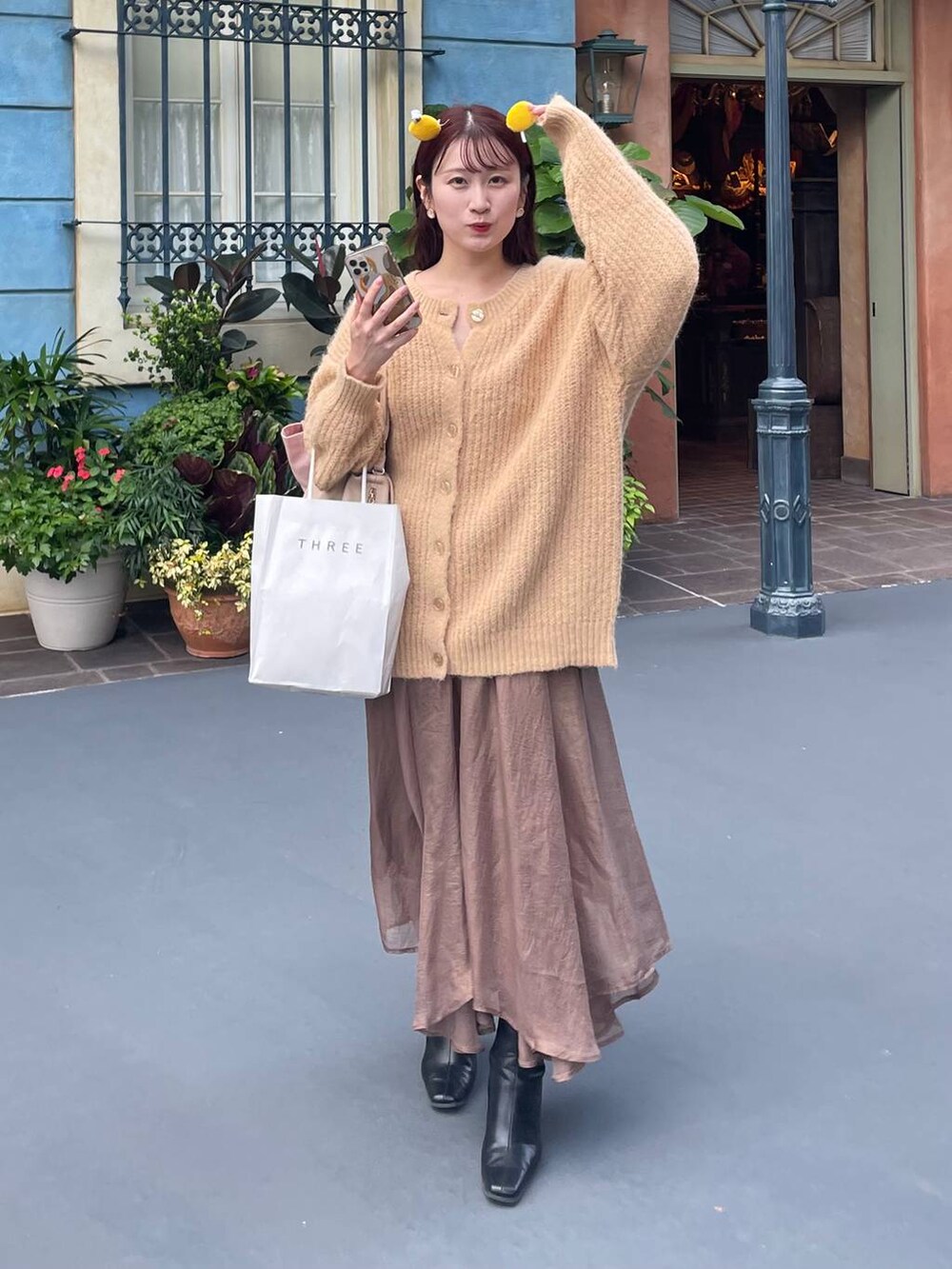 ベージュ系のカーディガン/ボレロ、ブラウン系のスカートを着用したレディースの秋コーディネートの3枚目の写真