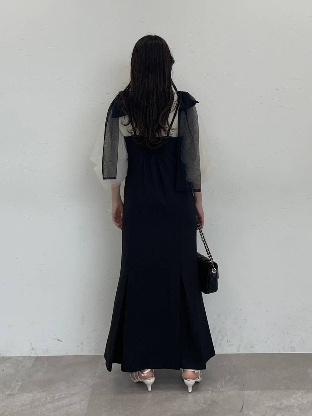 ホワイト系のTシャツ/カットソー、ブラック系のワンピース、ブラック系のショルダーバッグを着用したレディースの夏コーディネートの2枚目の写真