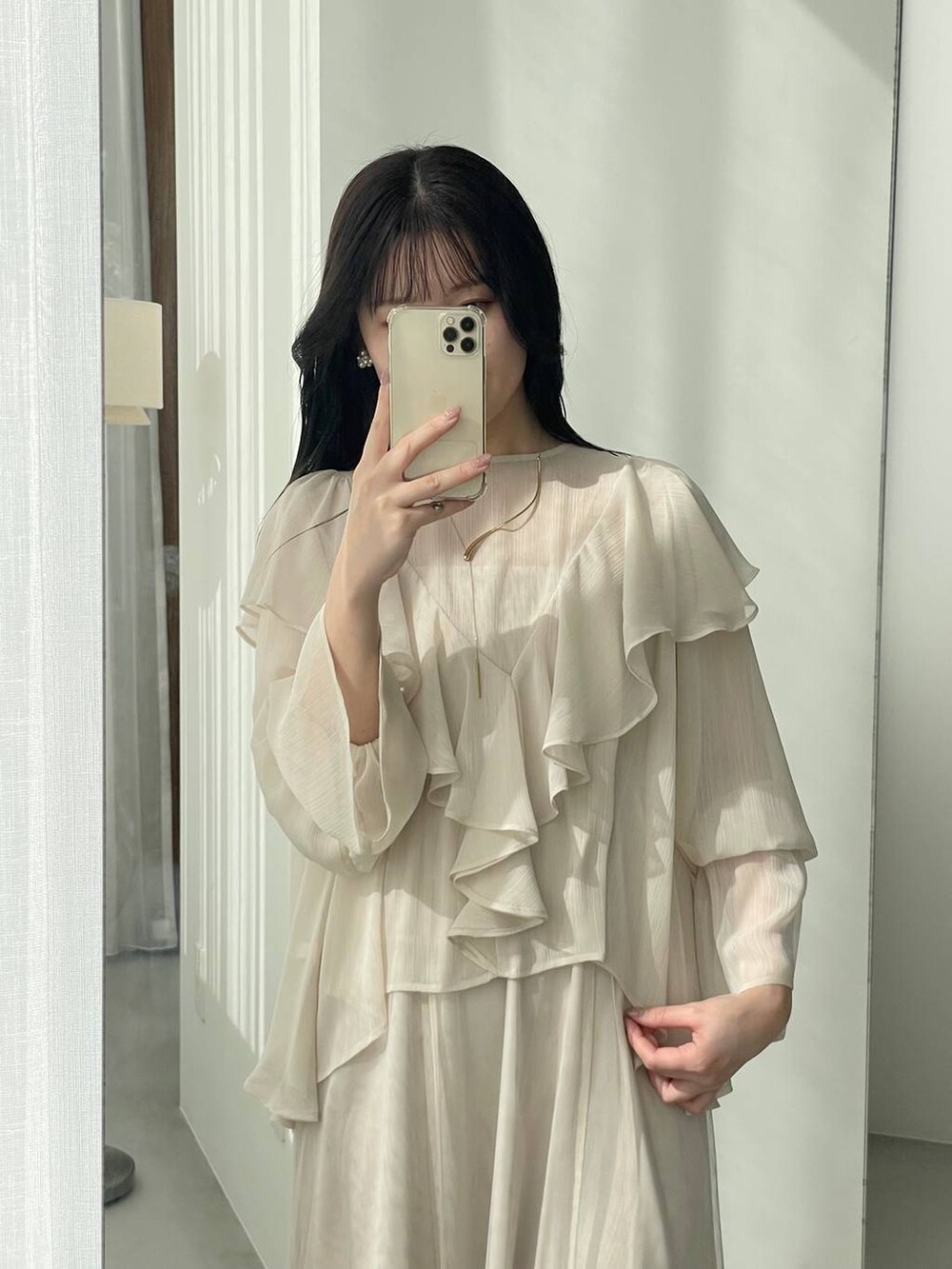 ベージュ系のショルダーバッグ、シルバー系のバレエシューズ、ホワイト系のワンピースを着用したレディースの春コーディネートの4枚目の写真