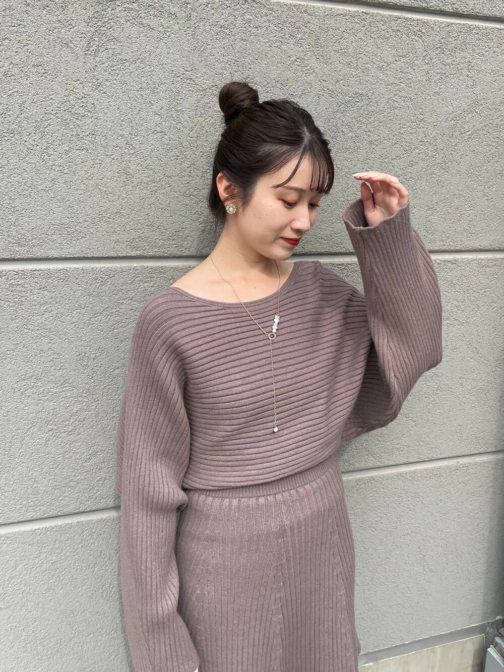 ブラウン系のブーツ、ホワイト系のハンドバッグ、ブラウン系のワンピースを着用したレディースの秋コーディネートの3枚目の写真