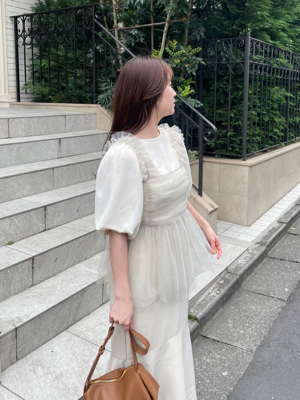 ホワイト系のキャミソール、ホワイト系のシャツ/ブラウス、ホワイト系のスカートを着用したレディースの春コーディネートの5枚目の写真