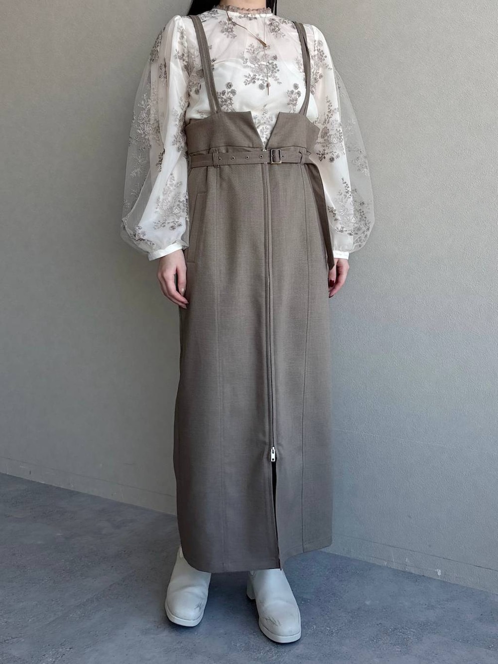 ホワイト系のシャツ/ブラウス、ホワイト系のブーツ、ブラウン系のハンドバッグを着用したレディースの春コーディネートの4枚目の写真