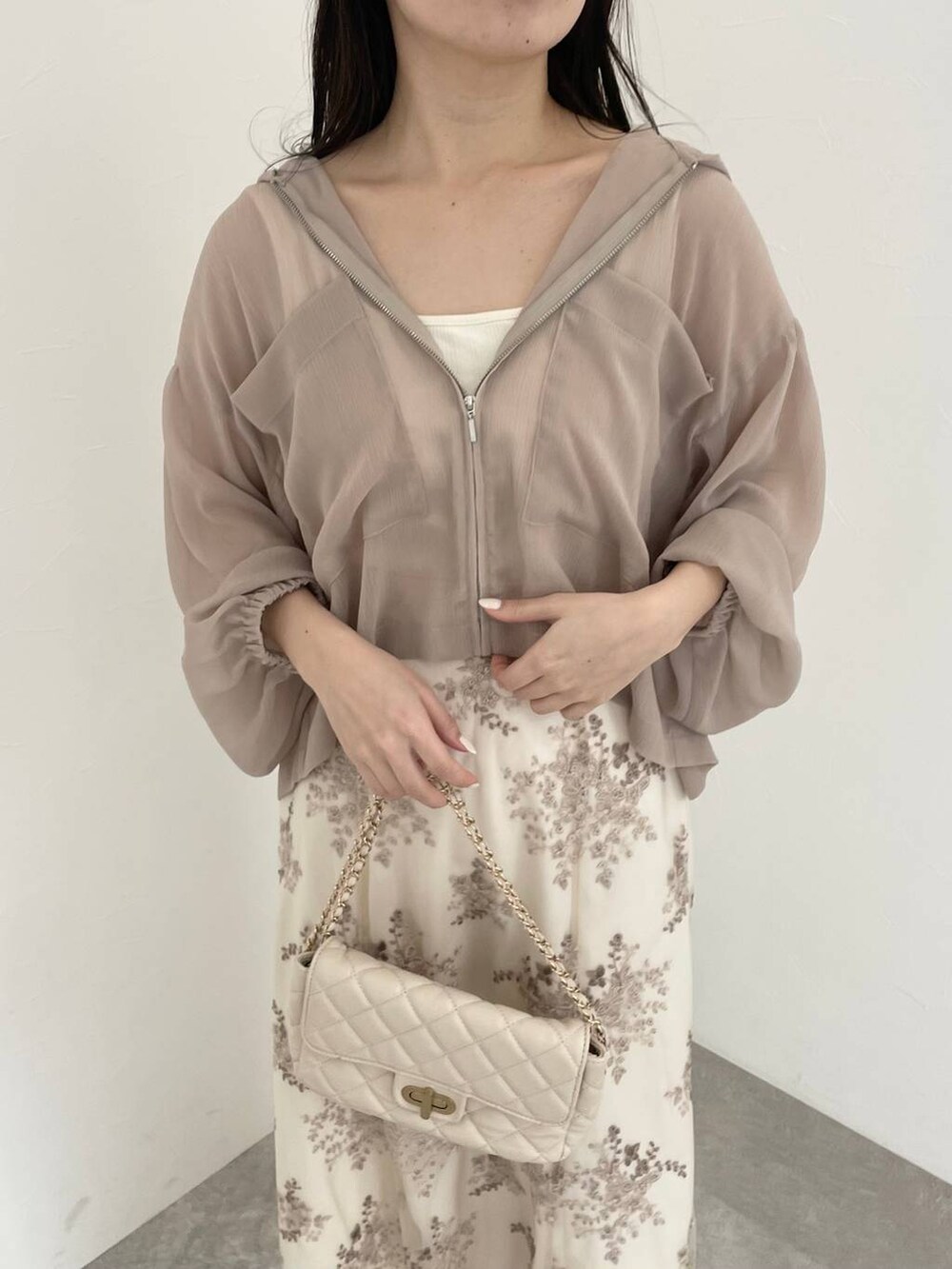 シルバー系のバレエシューズ、ホワイト系のスカート、ホワイト系のタンクトップを着用したレディースの春コーディネートの3枚目の写真