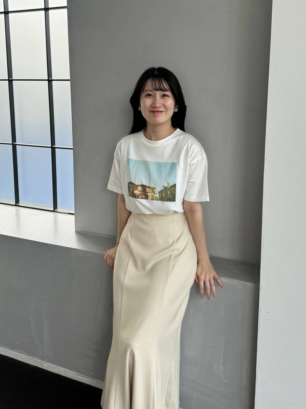 ホワイト系のTシャツ/カットソー、ホワイト系のサンダル、ベージュ系のスカートを着用したレディースの春コーディネートの4枚目の写真