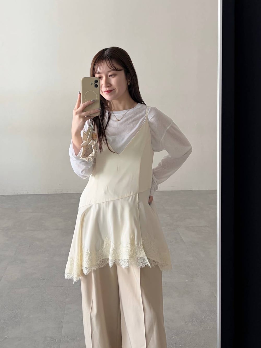 ホワイト系のTシャツ/カットソー、ブラック系のボストンバッグ、ブルー系のデニムジャケットを着用したレディースの冬コーディネートの5枚目の写真