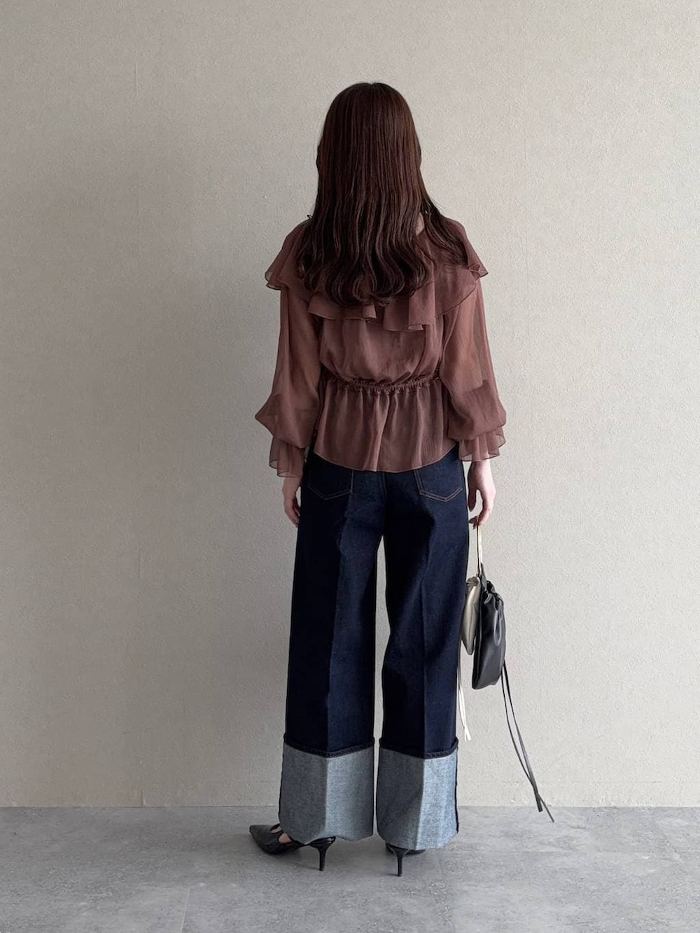 ブラック系のサンダル、ブラウン系のシャツ/ブラウス、ホワイト系のノーカラージャケットを着用したレディースの冬コーディネートの4枚目の写真