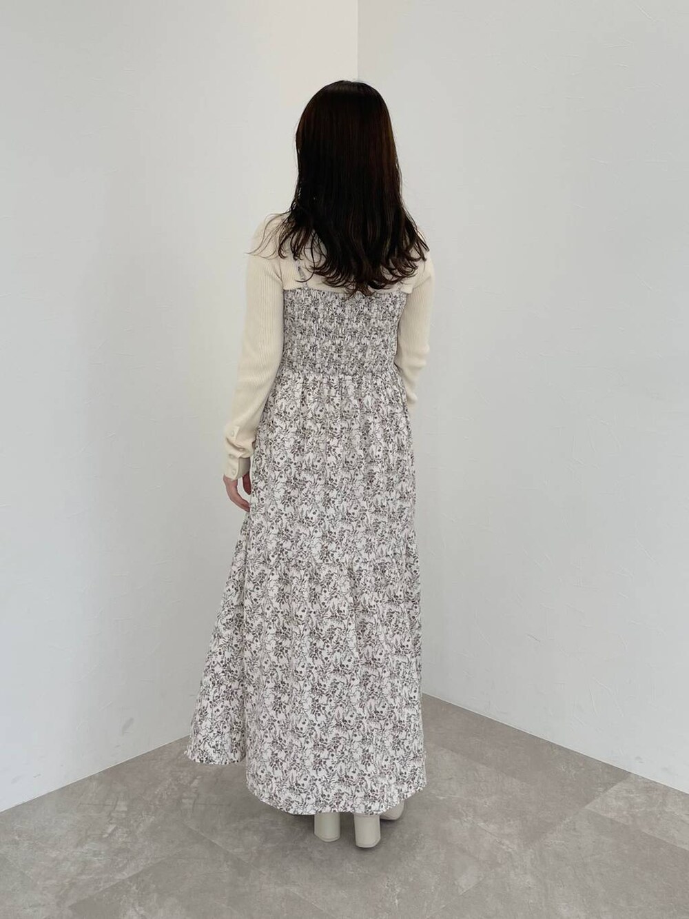 ホワイト系のブーツ、ホワイト系のニット/セーター、ブラウン系のカーディガン/ボレロを着用したレディースの秋コーディネートの6枚目の写真