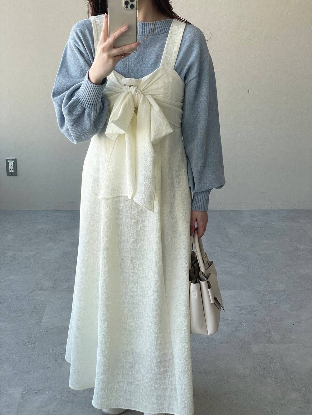 ブルー系のニット/セーター、ホワイト系のショルダーバッグ、シルバー系のバレエシューズを着用したレディースの春コーディネートの4枚目の写真