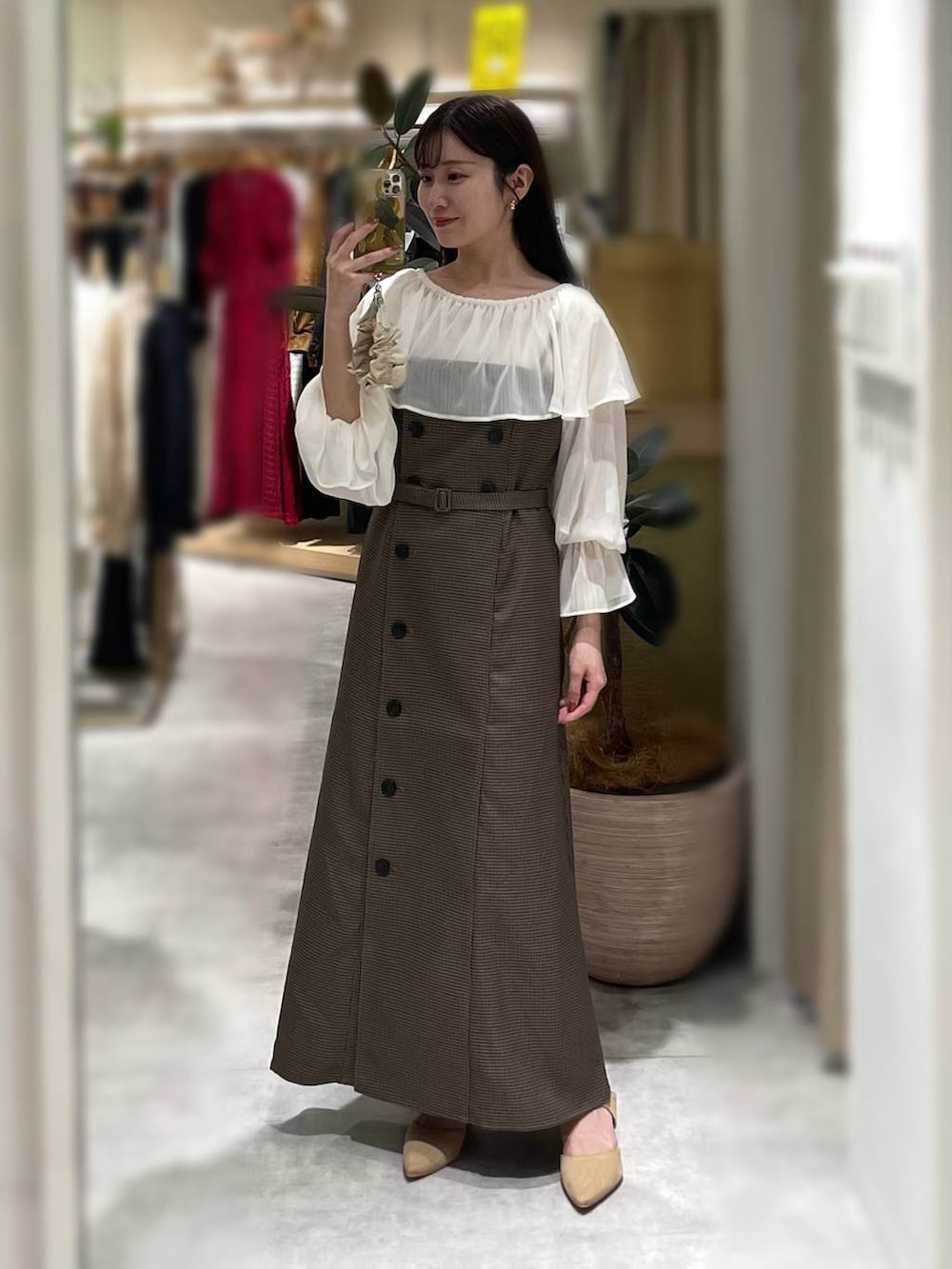 ブラウン系のテーラードジャケット、ブラウン系のワンピース、ホワイト系のシャツ/ブラウスを着用したレディースの秋コーディネートの4枚目の写真