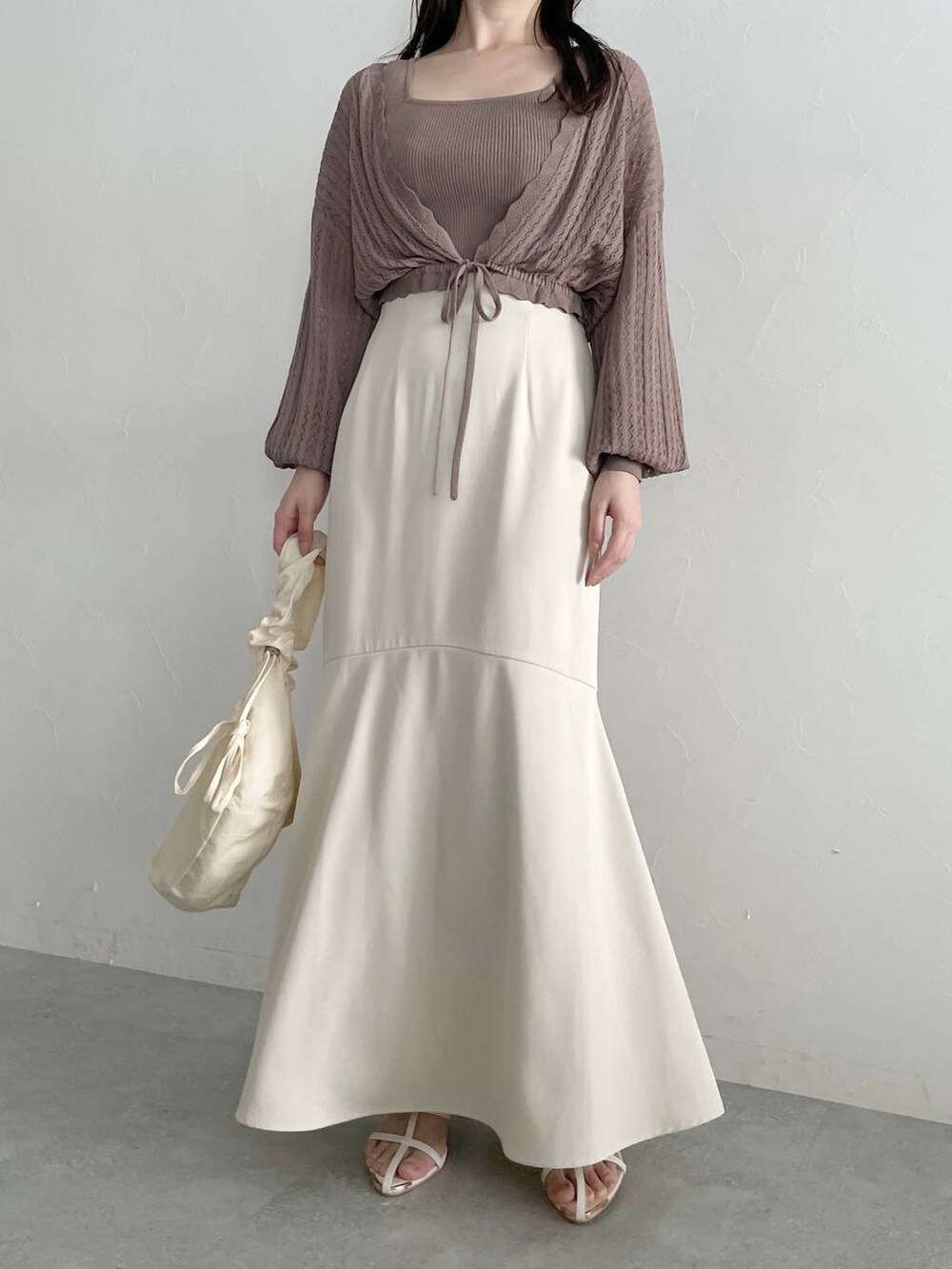 ホワイト系のショルダーバッグ、ホワイト系のスカート、ホワイト系のサンダルを着用したレディースの春コーディネートの5枚目の写真