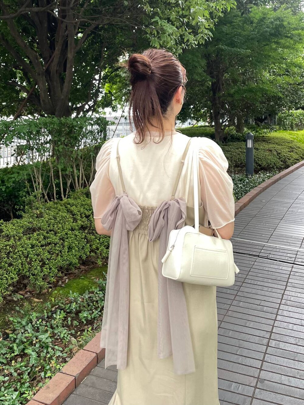 ホワイト系のTシャツ/カットソー、ベージュ系のワンピース、ベージュ系のネックレスを着用したレディースの夏コーディネートの5枚目の写真