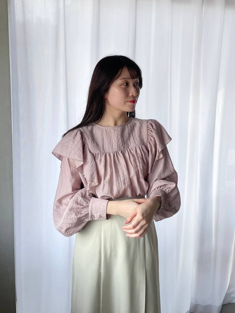 ブラック系のローファー、ホワイト系のショルダーバッグ、ホワイト系のスカートを着用したレディースの春コーディネートの5枚目の写真