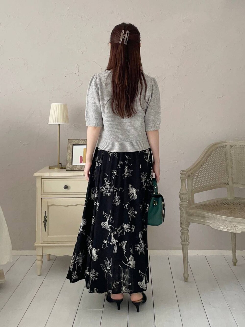 ブラック系のパンプス、グリーン系のショルダーバッグ、グレー系のカーディガン/ボレロを着用したレディースの夏コーディネートの2枚目の写真