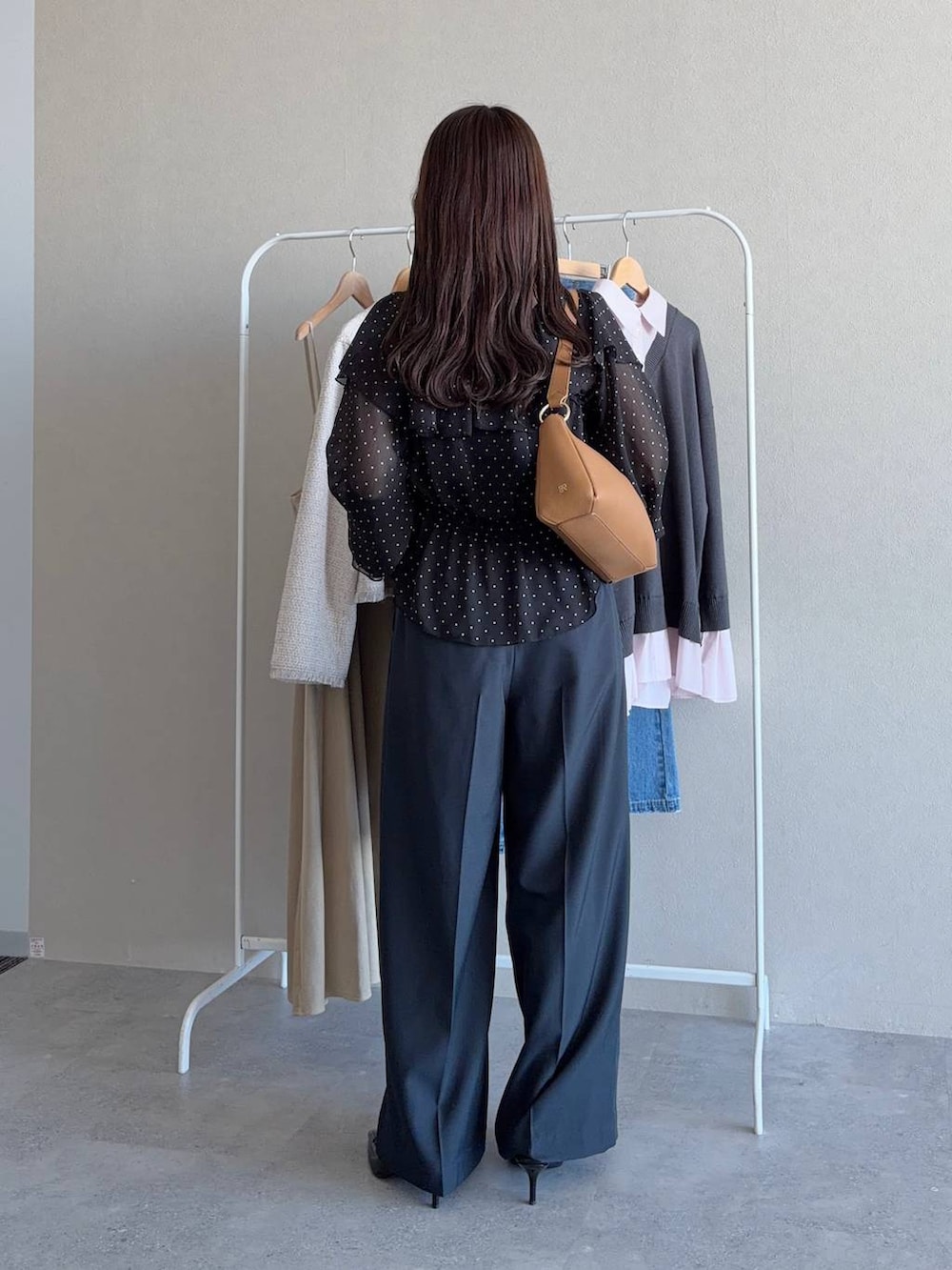 ブラック系のサンダル、ブラック系のシャツ/ブラウス、イエロー系のショルダーバッグを着用したレディースの春コーディネートの4枚目の写真