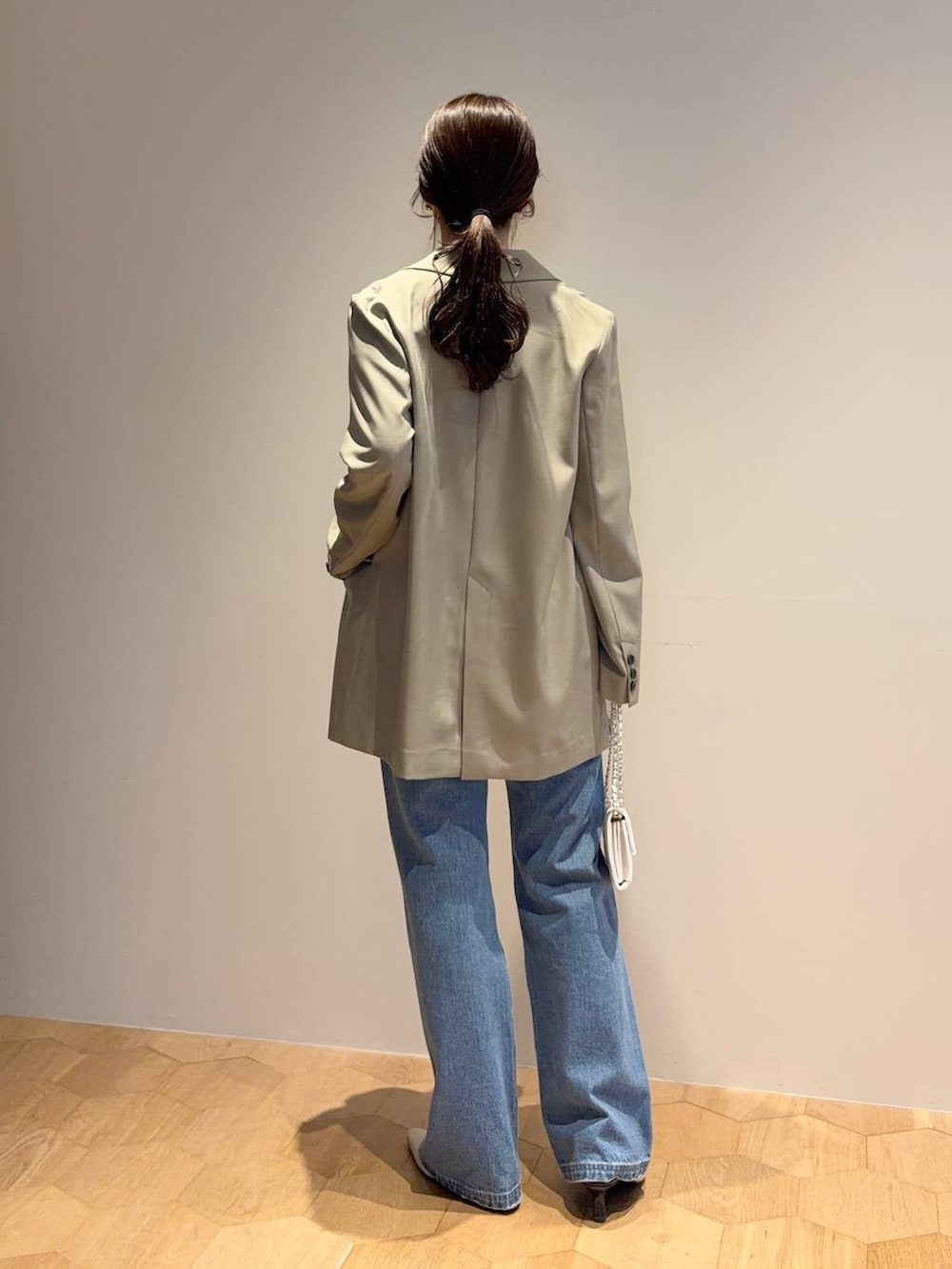 ホワイト系のTシャツ/カットソー、ブルー系のデニムパンツ、ホワイト系のサンダルを着用したレディースの春コーディネートの2枚目の写真