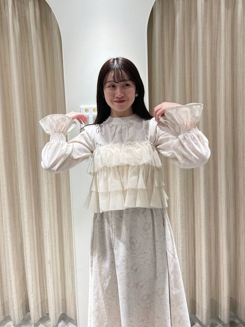 ホワイト系のブーツ、ベージュ系のワンピース、ホワイト系のブルゾンを着用したレディースの冬コーディネートの7枚目の写真