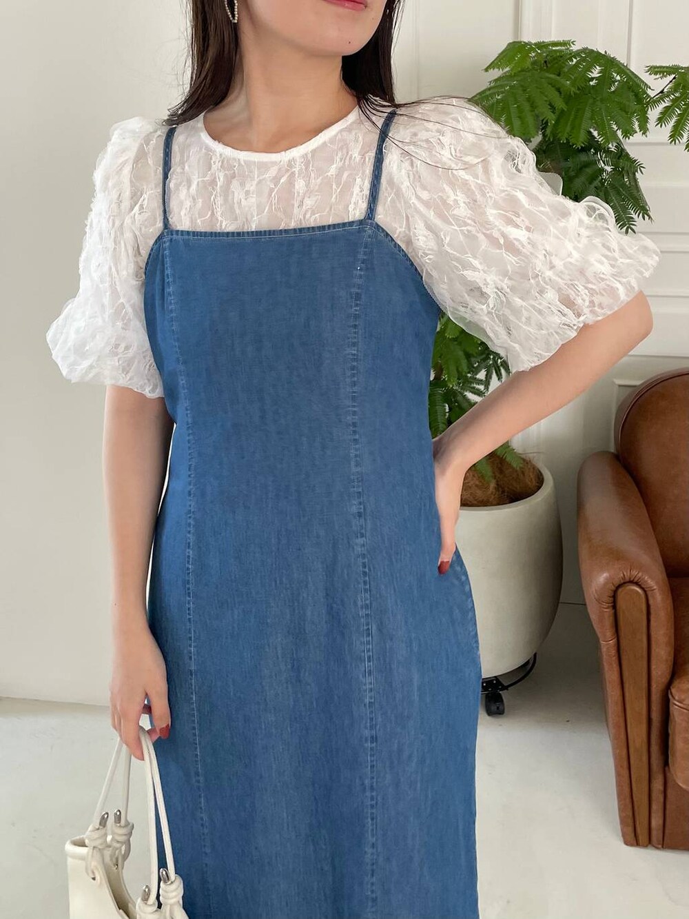 ホワイト系のハンドバッグ、ブルー系のワンピース、ホワイト系のサンダルを着用したレディースの夏コーディネートの5枚目の写真