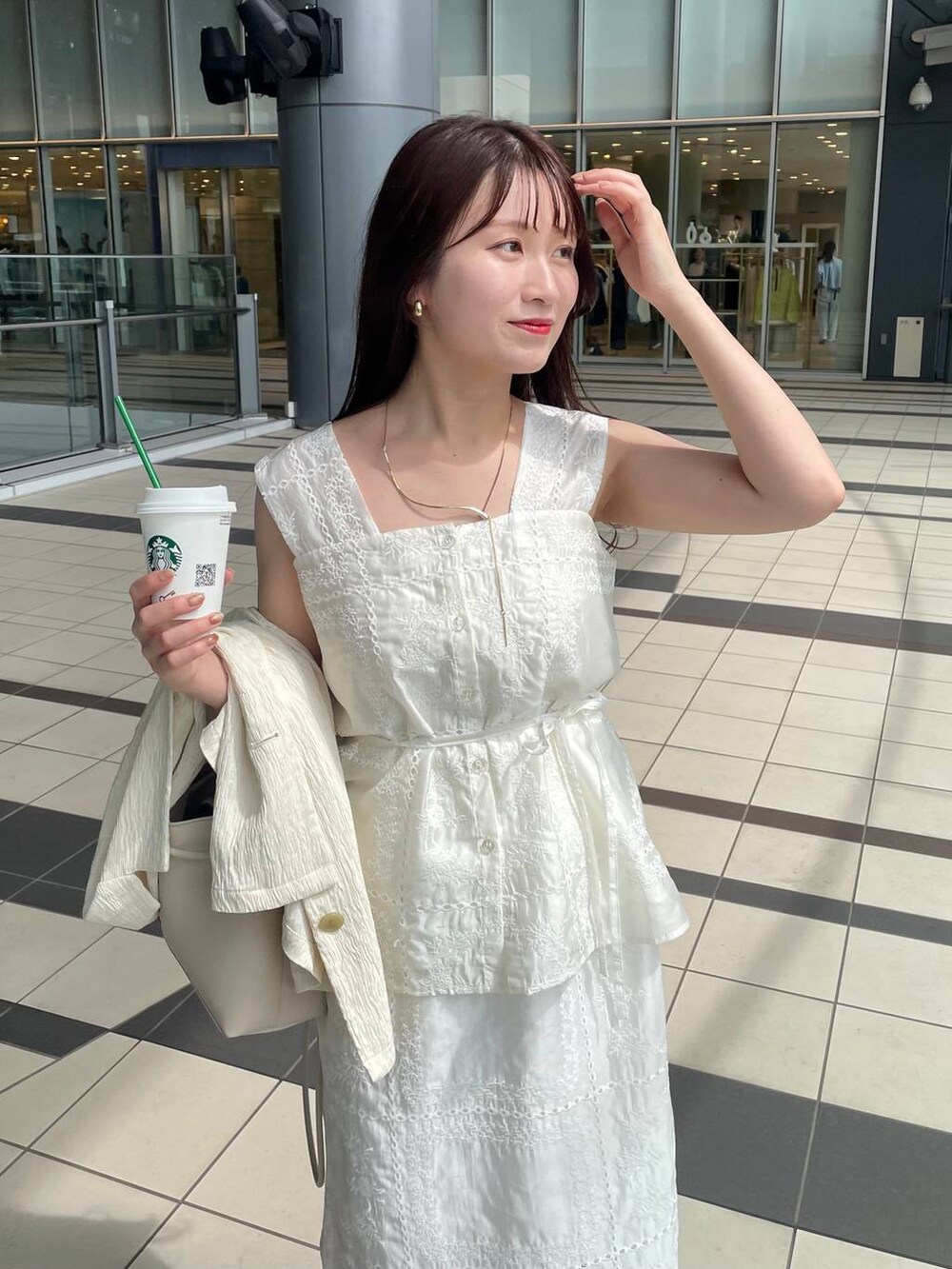 ブラウン系のサンダル、ホワイト系のテーラードジャケット、ホワイト系のシャツ/ブラウスを着用したレディースの夏コーディネートの4枚目の写真