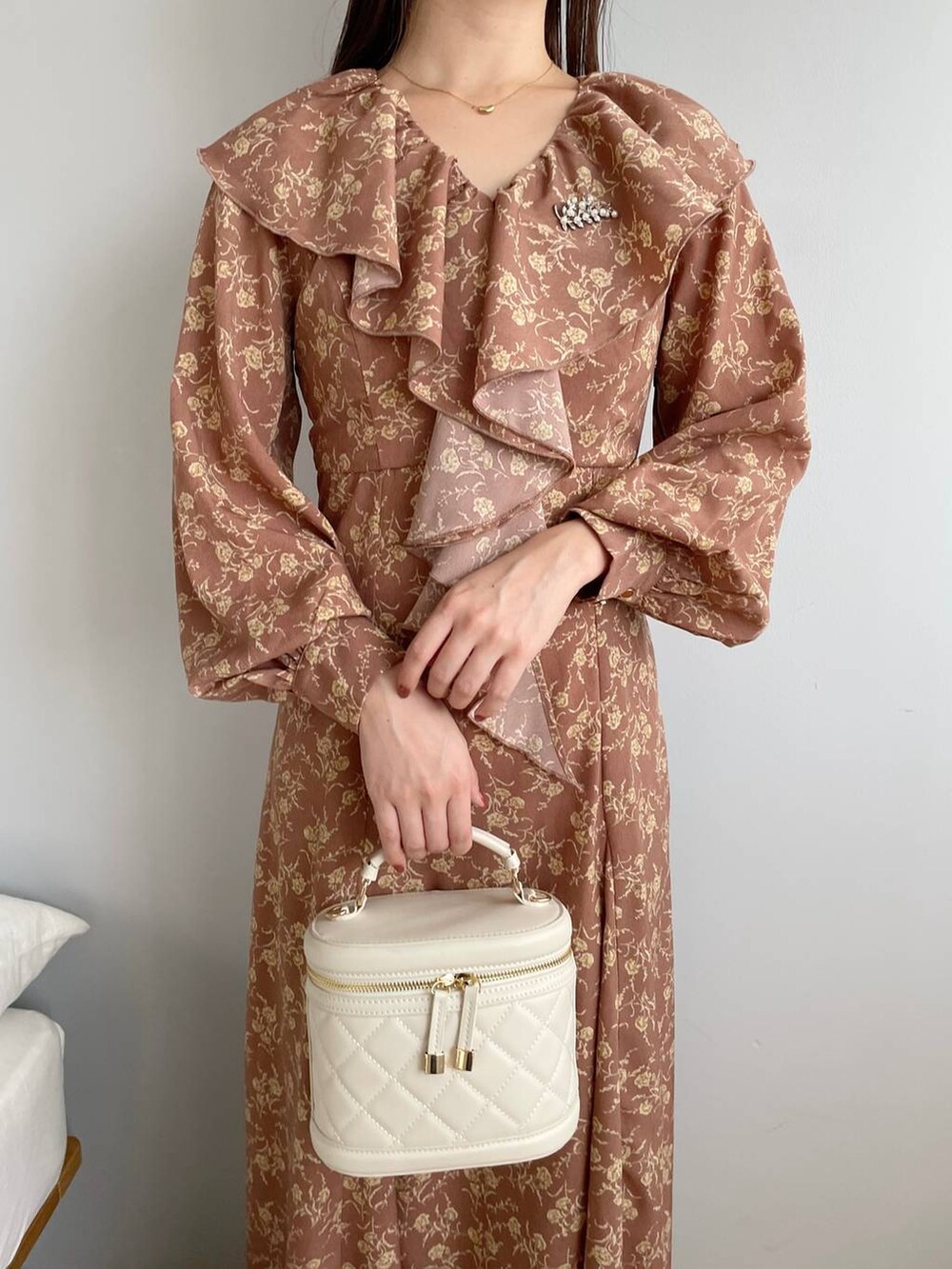 ホワイト系のショルダーバッグ、ブラウン系のブーツ、ブラウン系のワンピースを着用したレディースの秋コーディネートの3枚目の写真