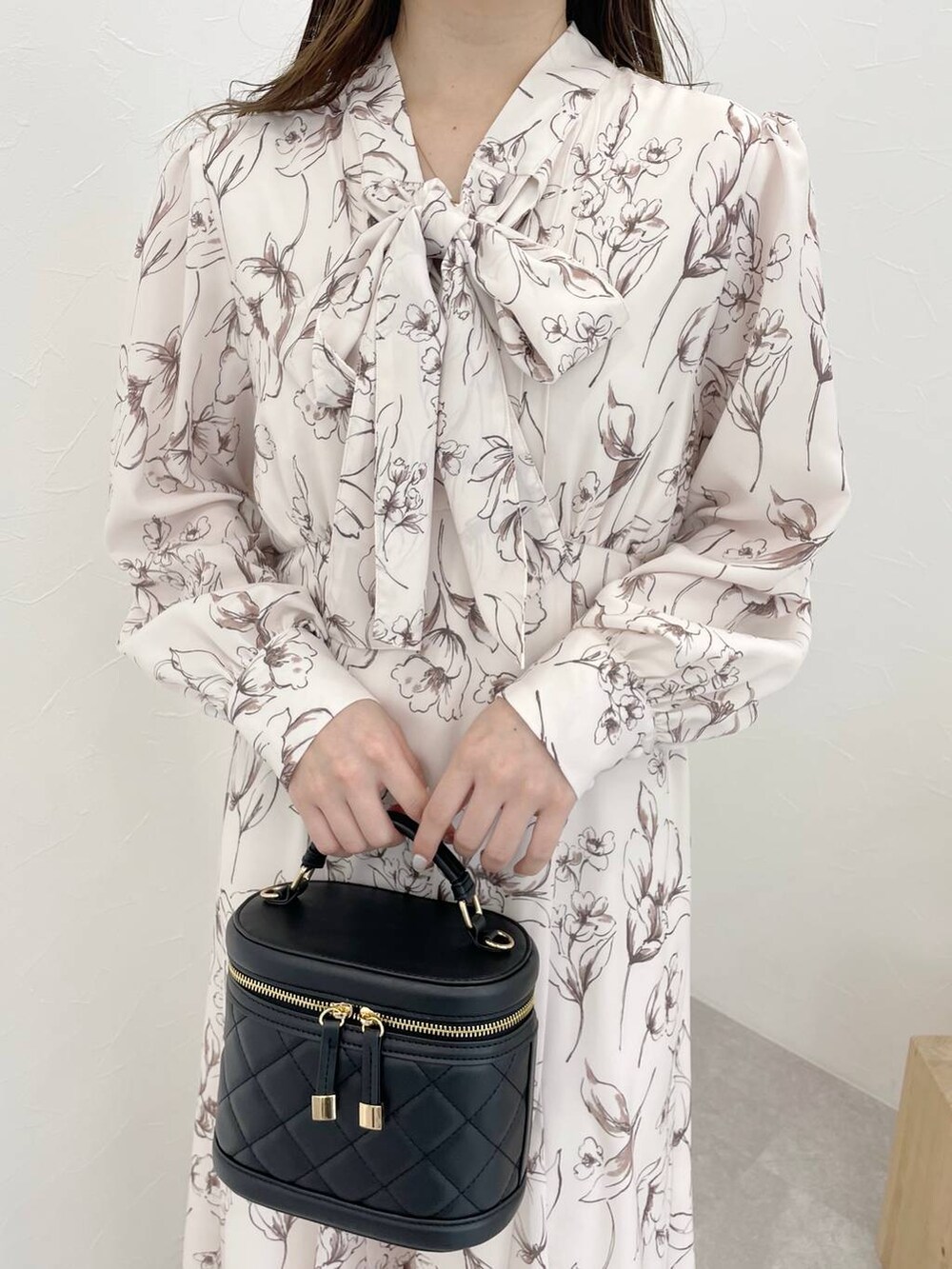 ブラック系のローファー、ブラック系のショルダーバッグ、ピンク系のワンピースを着用したレディースの冬コーディネートの3枚目の写真