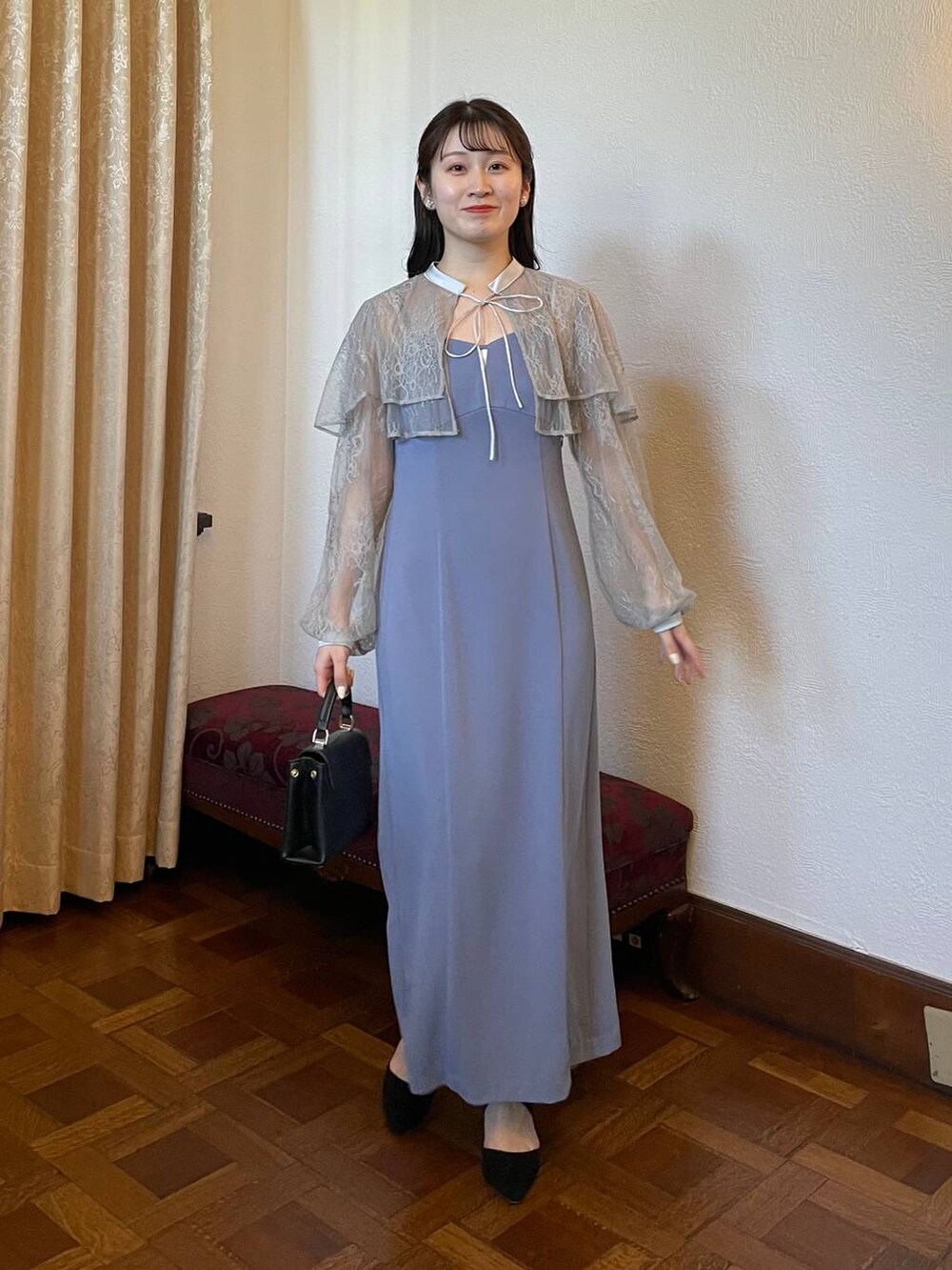 ブルー系のドレスを着用したレディースの春コーディネートの2枚目の写真