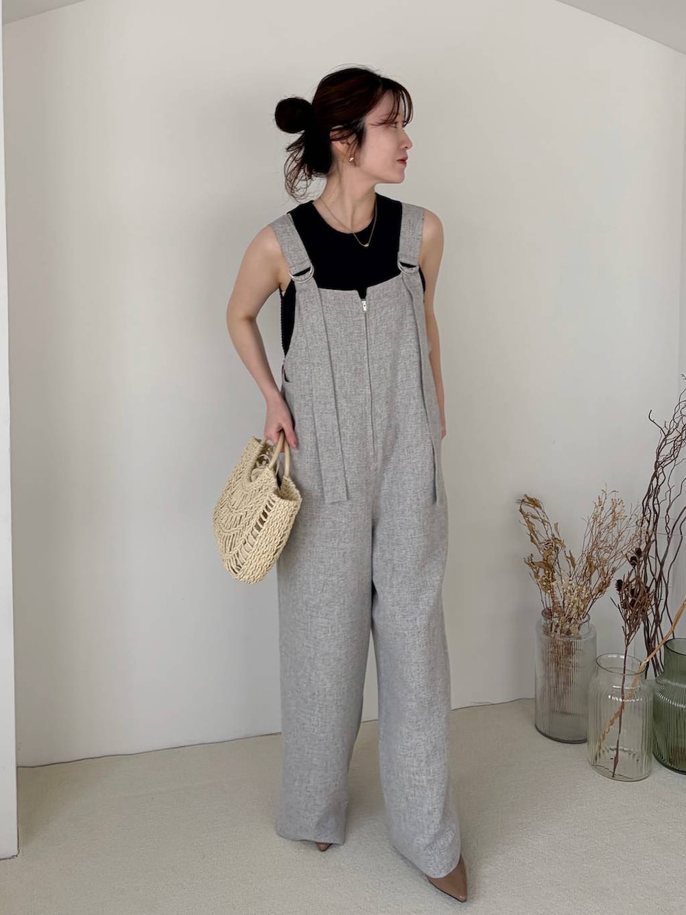 ブラウン系のサンダル、ブラック系のベスト、グレー系のサロペット/オーバーオールを着用したレディースの春コーディネートの5枚目の写真