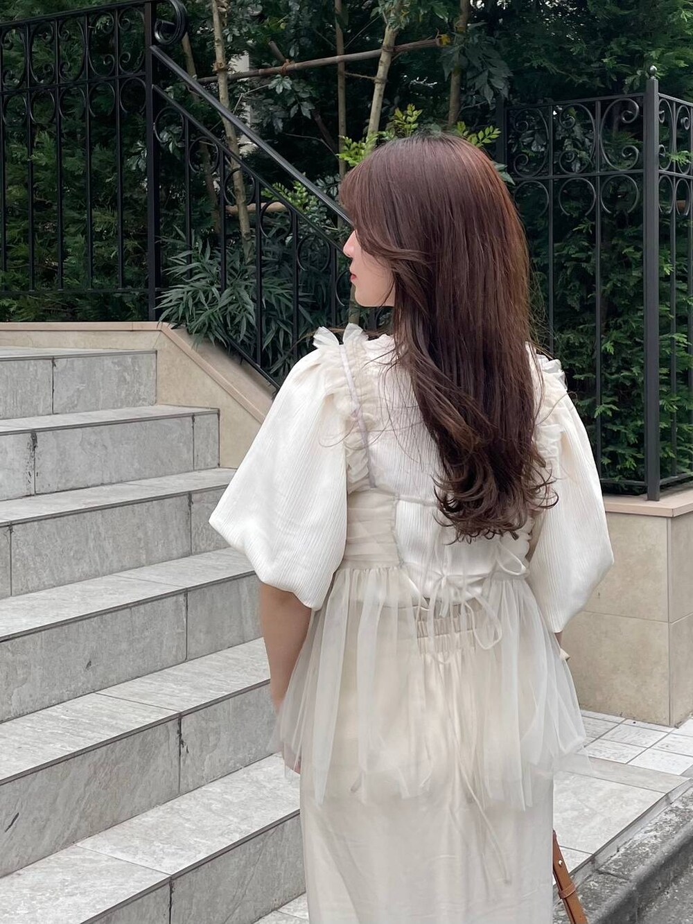 ホワイト系のキャミソール、ホワイト系のシャツ/ブラウス、ホワイト系のスカートを着用したレディースの春コーディネートの6枚目の写真