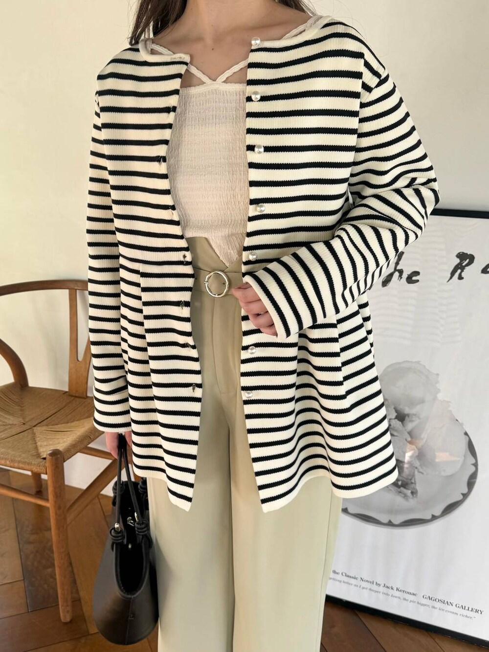 ホワイト系のカーディガン/ボレロ、イエロー系のその他パンツ、ホワイト系のTシャツ/カットソーを着用したレディースの春コーディネートの3枚目の写真