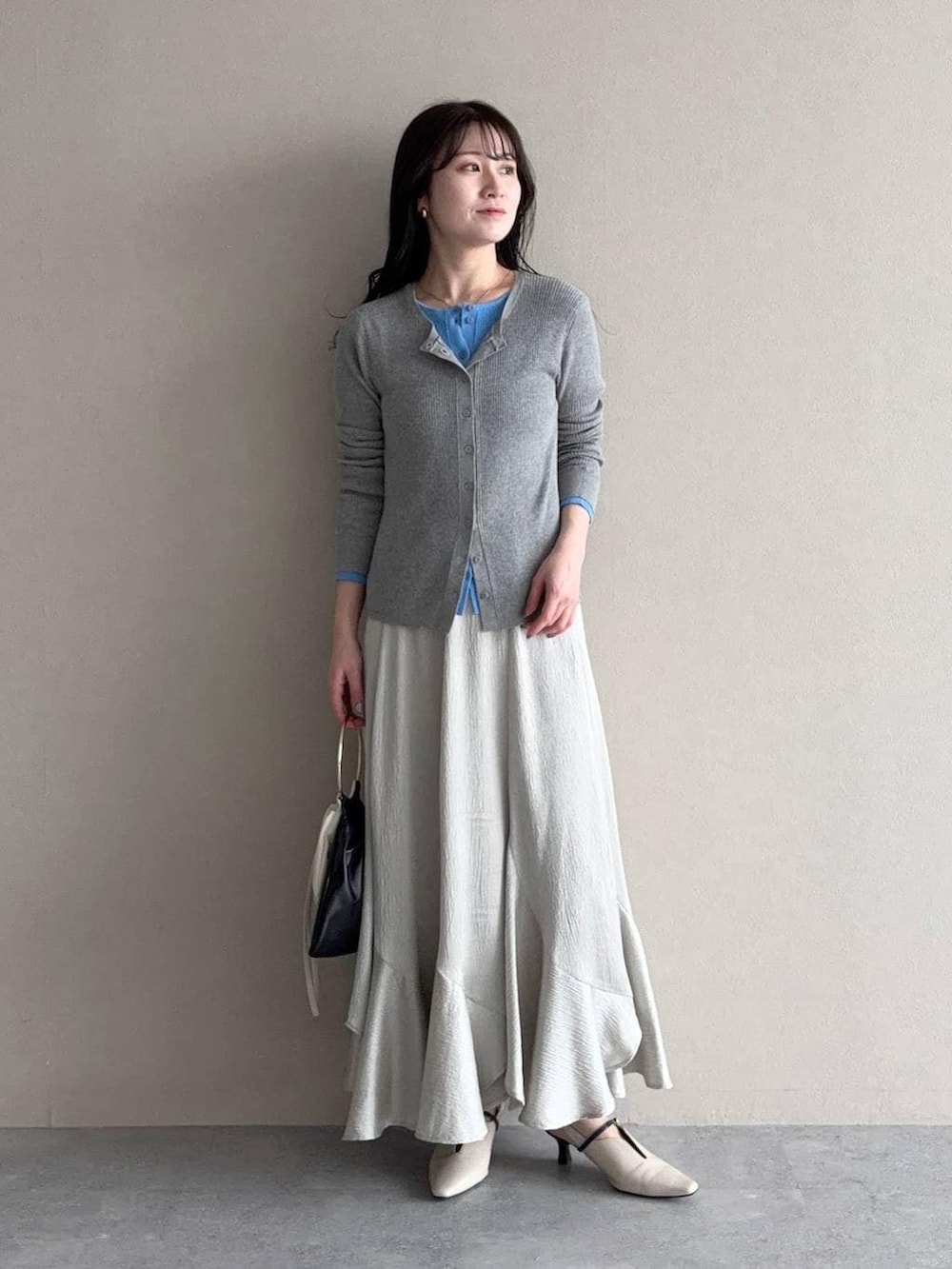 ホワイト系のサンダル、ブラック系のブルゾン、グレー系のニット/セーターを着用したレディースの春コーディネートの3枚目の写真
