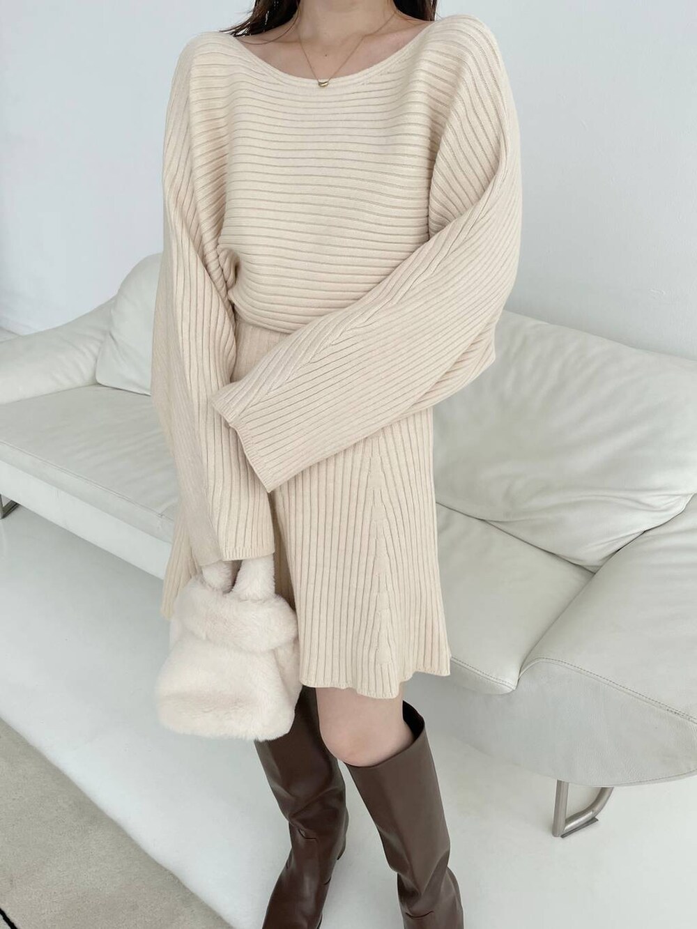 ブラウン系のブーツ、ホワイト系のハンドバッグ、ホワイト系のワンピースを着用したレディースの秋コーディネートの4枚目の写真