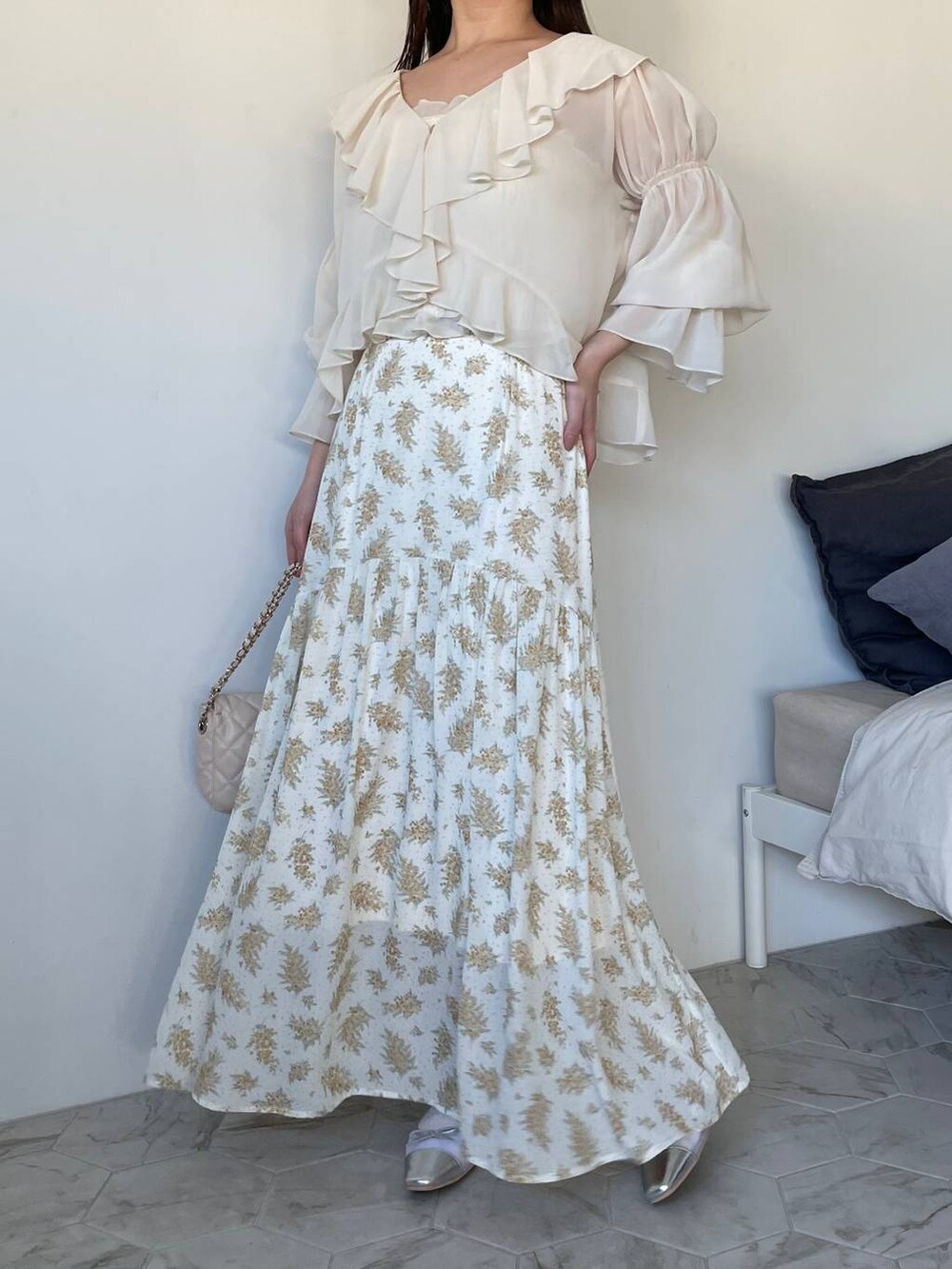 イエロー系のスカート、ホワイト系のシャツ/ブラウス、ホワイト系のショルダーバッグを着用したレディースの冬コーディネートの4枚目の写真