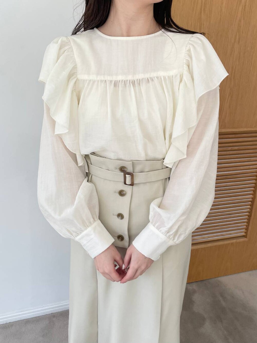 ホワイト系のスカート、ベージュ系のパンプス、ホワイト系のシャツ/ブラウスを着用したレディースの春コーディネートの3枚目の写真