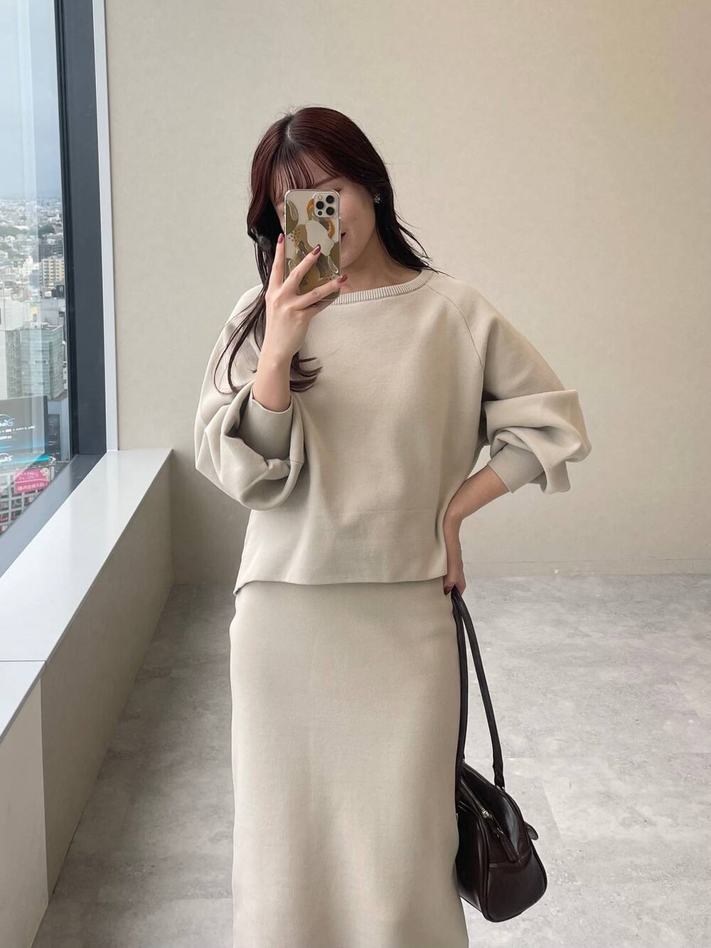 ホワイト系のブーツ、ホワイト系のニット/セーター、ホワイト系のスカートを着用したレディースの秋コーディネートの6枚目の写真