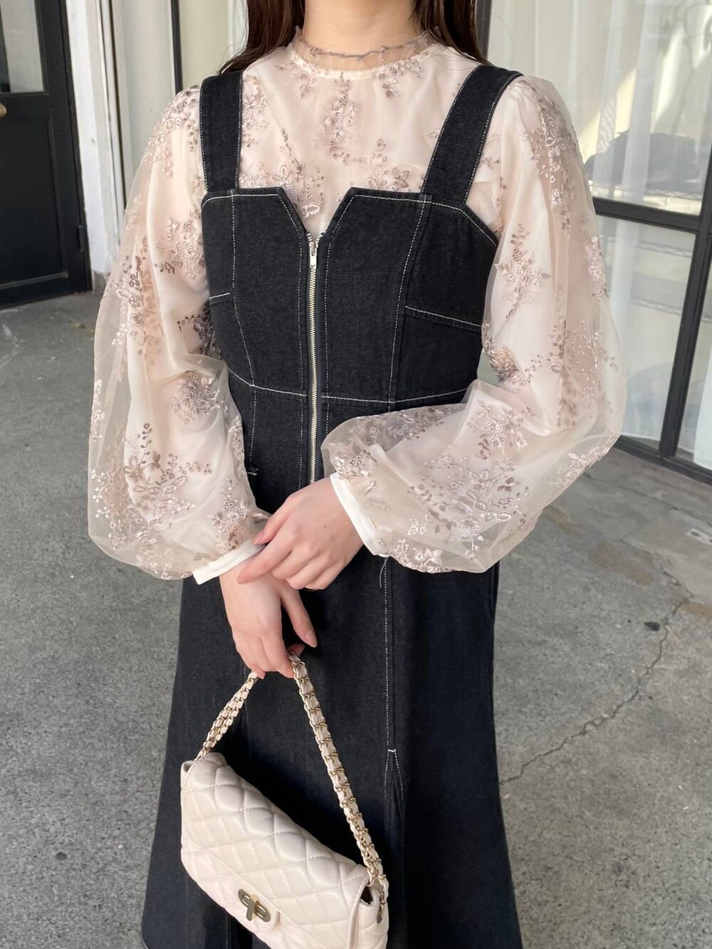 シルバー系のバレエシューズ、ホワイト系のシャツ/ブラウス、ホワイト系のショルダーバッグを着用したレディースの冬コーディネートの3枚目の写真