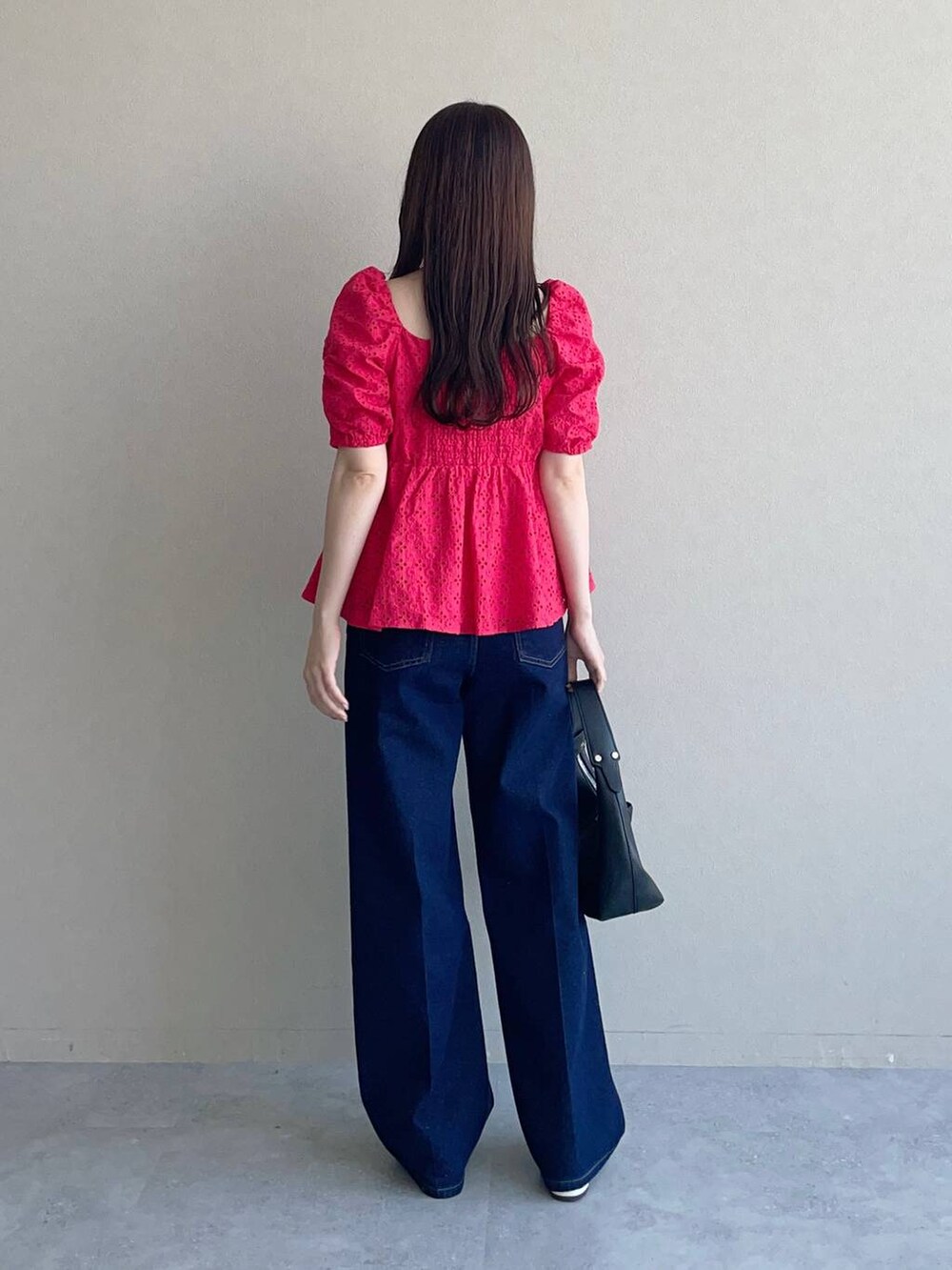 ブラック系のショルダーバッグ、レッド系のシャツ/ブラウス、ブルー系のデニムパンツを着用したレディースの夏コーディネートの2枚目の写真