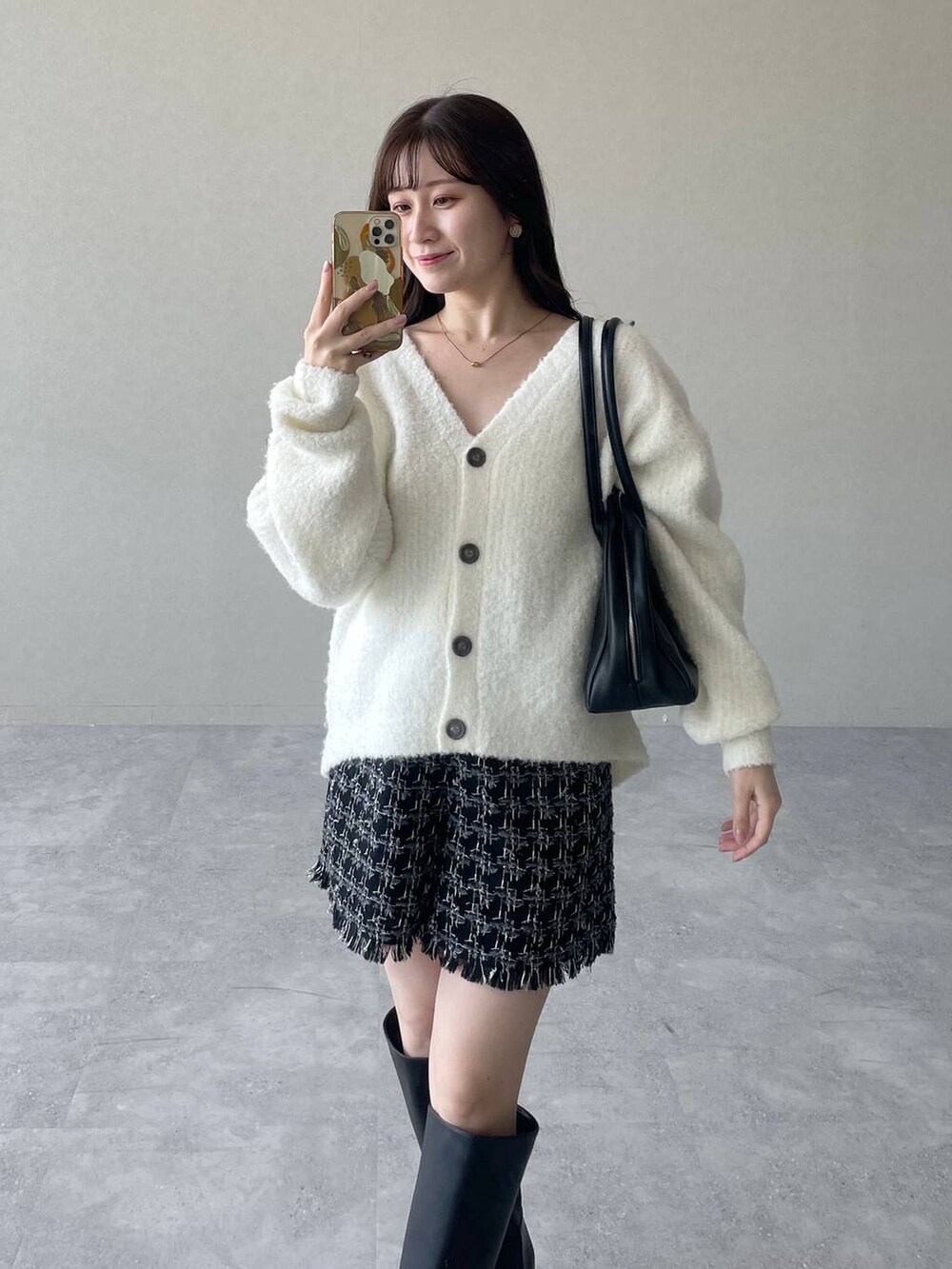 ホワイト系のカーディガン/ボレロ、ブラック系のその他パンツ、ブラック系のトートバッグを着用したレディースの秋コーディネートの3枚目の写真