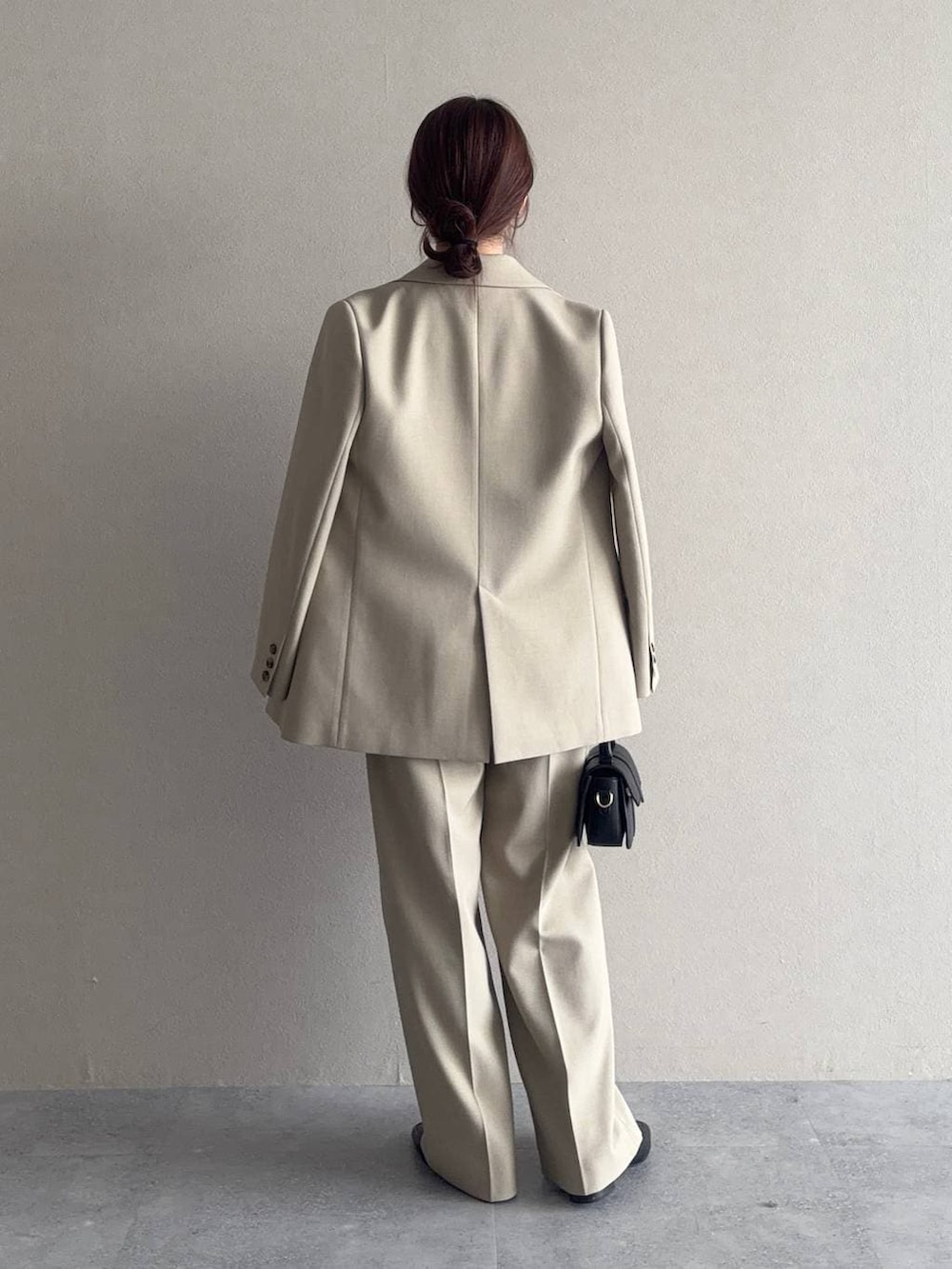 ブラック系のローファー、ブラック系のショルダーバッグ、ベージュ系のテーラードジャケットを着用したレディースの冬コーディネートの2枚目の写真